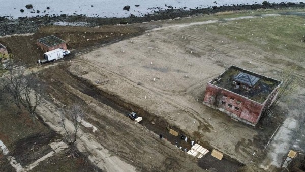 Covid-19: Impactantes fotos aéreas de la 'isla de los muertos' en Nueva York