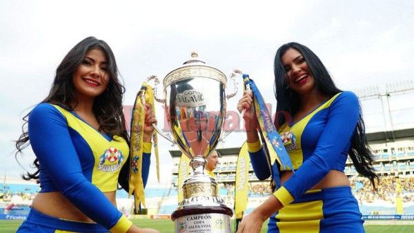 Guapas hondureñas invaden el estadio Olímpico en la final Real España vs Motagua