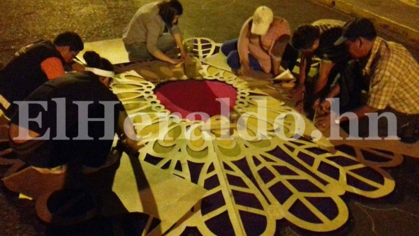 Semana Santa: Arte y tradición en alfombras religiosas en la capital