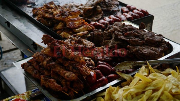 Exquisitas golosinas sacian el paladar de los aficionados que asistieron al duelo Real España vs Motagua