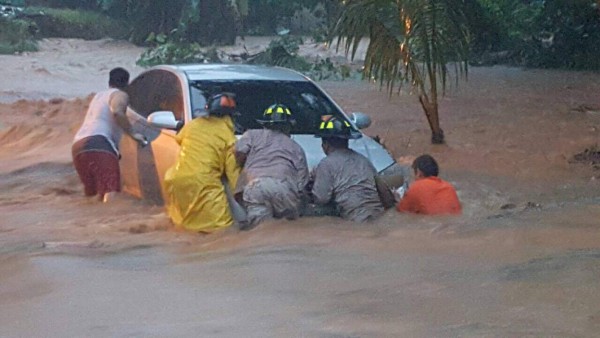 Dramáticas imágenes de las inundaciones en Roatán ante imparable lluvia