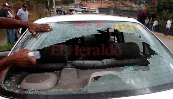 FOTOS: Varios heridos y taxis destruidos en enfrentamiento afuera de la UNAH