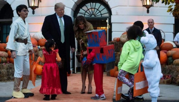 Halloween: Donald Trump y Melania repartieron dulces en la Casa Blanca