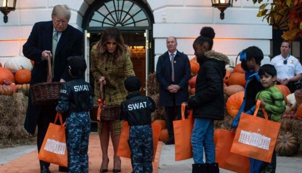 Halloween: Donald Trump y Melania repartieron dulces en la Casa Blanca