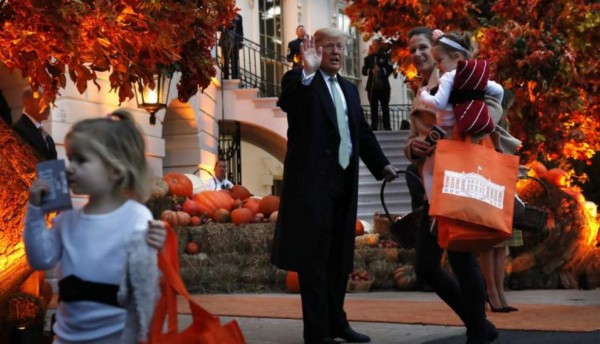 Halloween: Donald Trump y Melania repartieron dulces en la Casa Blanca