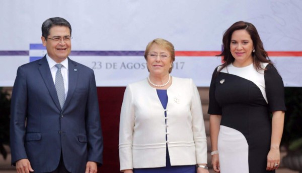 Ana García de Hernández se luce con hermoso y tallado vestido durante visita de Bachelet