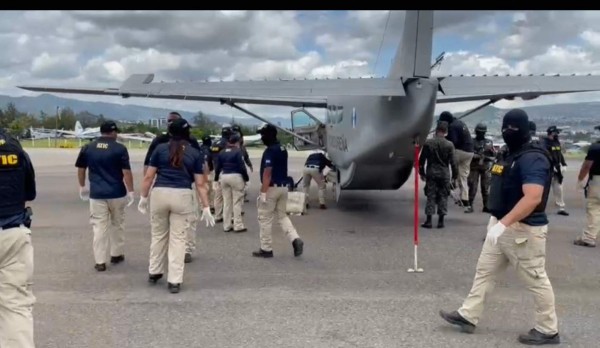 Así fue el traslado del alcalde de Roatán, Jerry Hynds y los fardos de droga a la capital