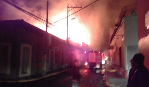 Las imágenes más impactantes del voraz incendio en el Museo del Hombre Hondureño