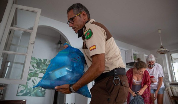 Evacuaciones y un cementerio por desaparecer: Sigue la odisea por erupción en España