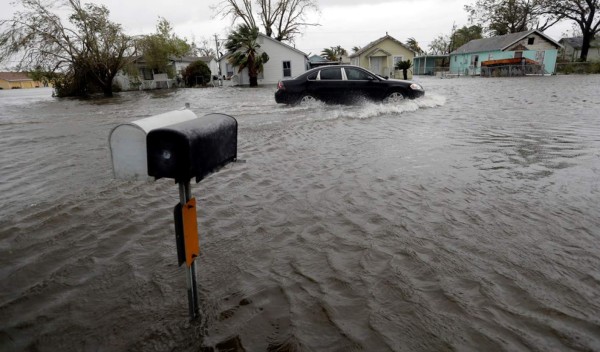 Las imágenes que dejó el primer golpe destructor del huracán Harvey en Texas