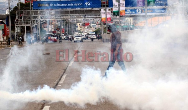 FOTOS: Varios heridos y taxis destruidos en enfrentamiento afuera de la UNAH