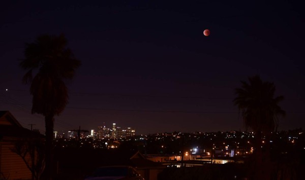 Así se vio la superluna 'azul de sangre' al otro lado del mundo, un espectáculo en el cielo