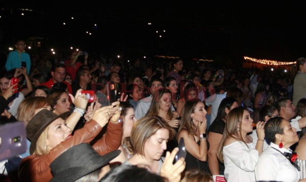 'Rompiendo Fronteras': Alejandro Fernández emocionó a Honduras con espectacular concierto