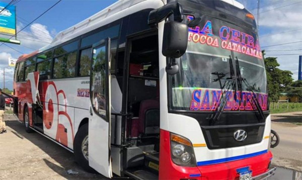 Fotos: Así quedó de tiroteado el bus interurbano atacado por delincuentes en Colón