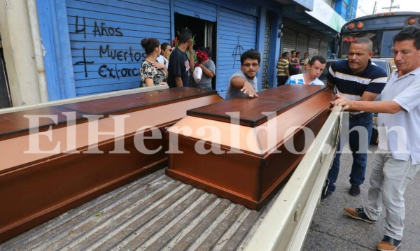 Las tristes escenas que dejó el último adiós a madre y sus dos hijos asesinados en la colonia Brasilia de Comayagüela