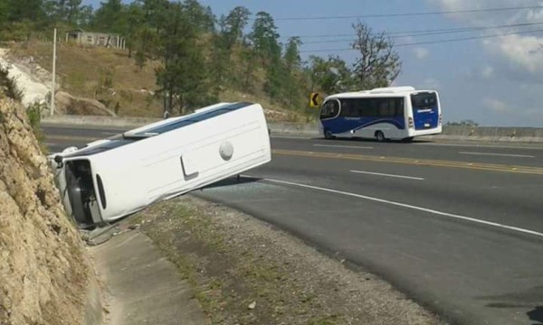 Al menos nueve heridos deja volcamiento de bus en carretera a Comayagua