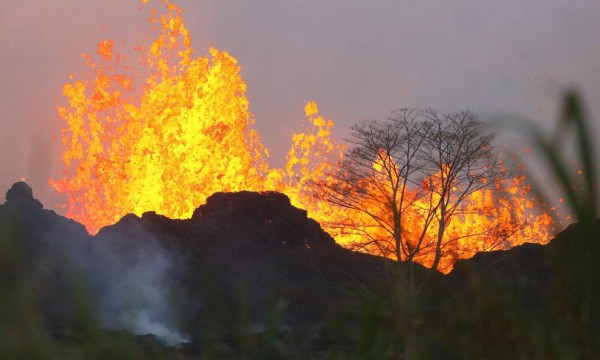 Las impactantes olas de lava del volcán Kilauea en Hawaii; hubo nube tóxica