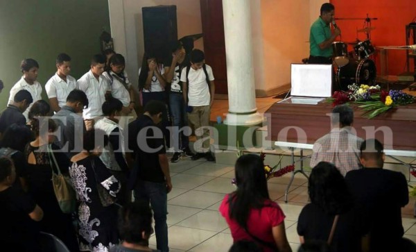 ¡El último adiós! Así fue el velorio de estudiante centralista asesinado en Comayagüela