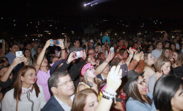 'Rompiendo Fronteras': Alejandro Fernández emocionó a Honduras con espectacular concierto