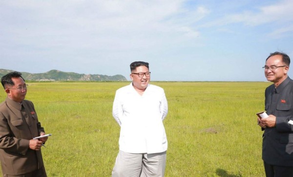 Los curiosos hombres que anotan cada palabra de Kim Jong-Un en libretas