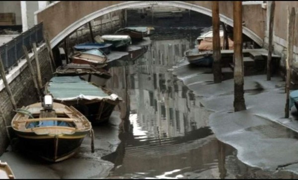 Las impactantes imágenes de los canales de Venecia sin agua