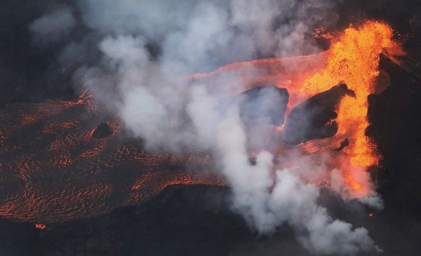 Las impactantes olas de lava del volcán Kilauea en Hawaii; hubo nube tóxica