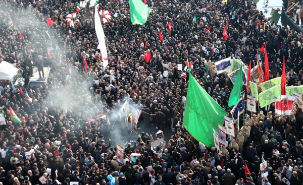 Con banderas de 'venganza severa' marea humana rinde homenaje a Qasem Soleimani   