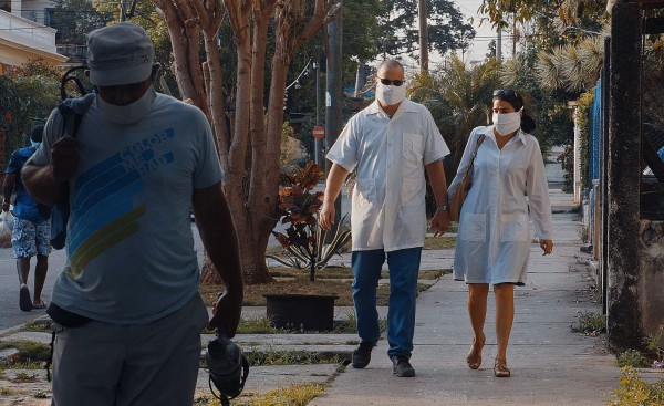 FOTOS: Liz, la doctora cubana que recorre casa por casa buscando infectados de Covid-19