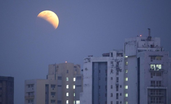 Así se vio la superluna 'azul de sangre' al otro lado del mundo, un espectáculo en el cielo