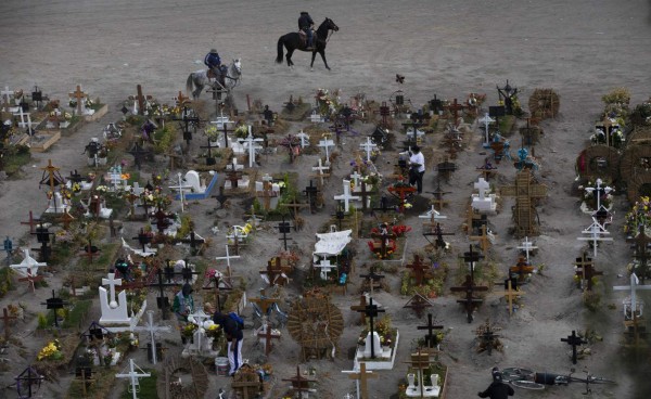 Marchas zombies y ciclones devastadores entre las mejores fotos de la semana