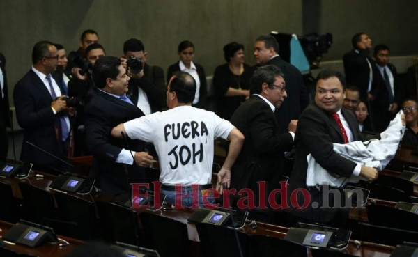 FOTOS: Empujones y gritos en la instalación de tercera legislatura