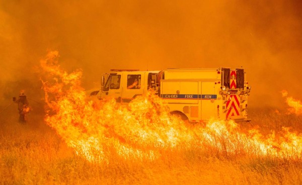 Las impactantes imágenes del voraz incendio forestal en California