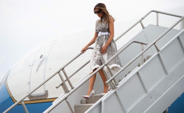 El elegante vestido floral que usó Melania Trump durante su visita a un hospital infantil en Tennessee