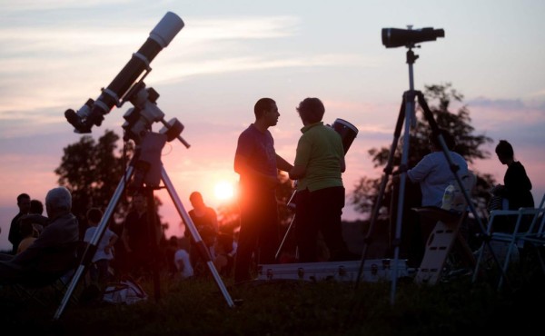 Así se ve el eclipse lunar más largo del siglo, alrededor del mundo (Fotos)