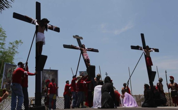 Clavados de pies y manos: El dolor real en los vía crucis más extremos del mundo