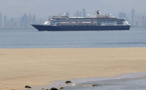 FOTOS: Horror y drama en cruceros con rumbo incierto que tienen infectados con Covid-19