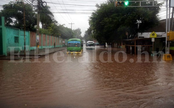 Dramático rescate de pasajeros de bus en la Kennedy tras inundación por lluvias