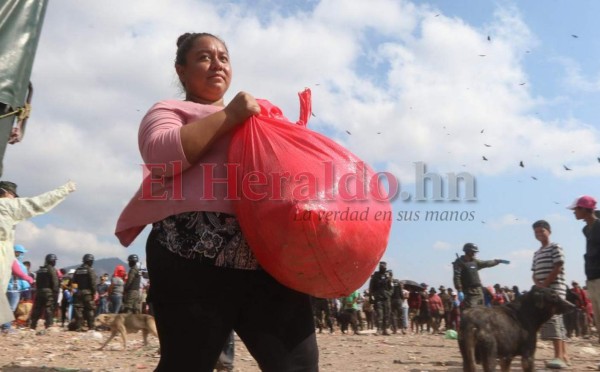 Ayuda de 'saco solidario' llega hasta familias que viven del crematorio