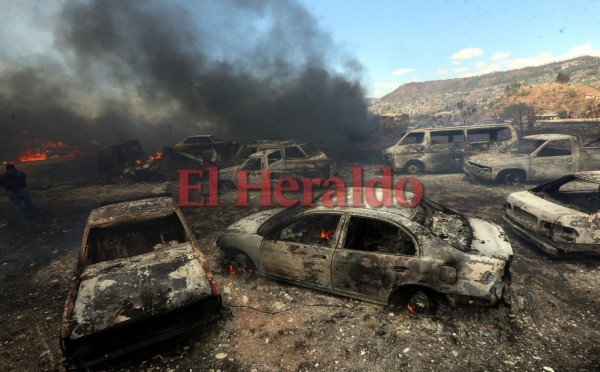 Las 15 fotos más impactantes del incendio que consumió al menos 400 vehículos en la DPI