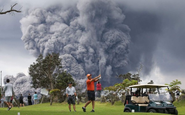 Imágenes de la nube de ceniza volcánica que provocó el volcán Kilauea en Hawái