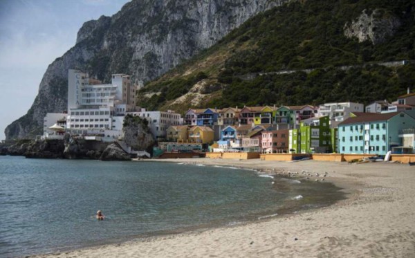 FOTOS: En Gibraltar se despiden de las mascarillas y disfrutan vacunación masiva