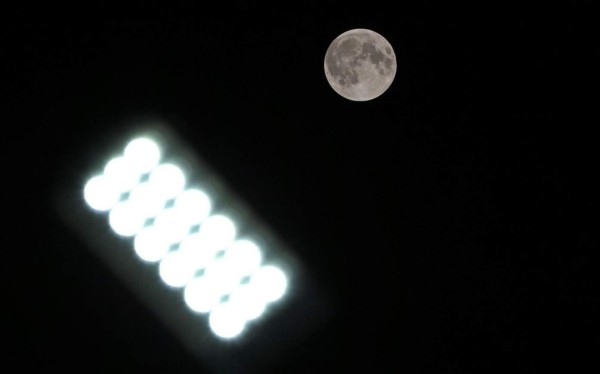 Así se ve el eclipse lunar más largo del siglo, alrededor del mundo (Fotos)