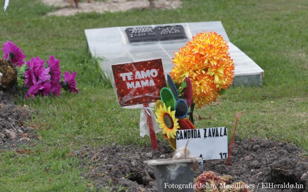 Cementerios: Visitas de amor para las madres que están en el cielo