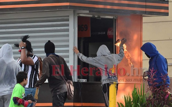 Las fotos de los destrozos que protagonizaron encapuchados en la UNAH