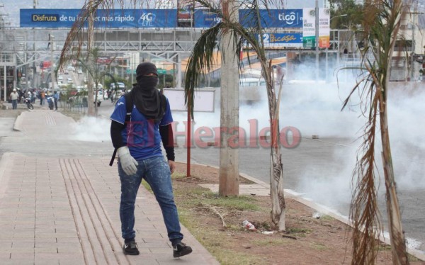 FOTOS: Varios heridos y taxis destruidos en enfrentamiento afuera de la UNAH