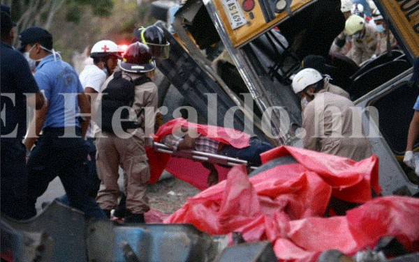 Las imágenes más estremecedoras del accidente de bus en salida al sur