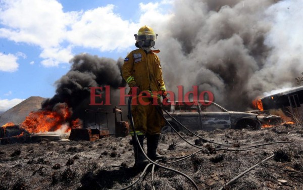 Las 15 fotos más impactantes del incendio que consumió al menos 400 vehículos en la DPI