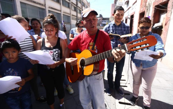 Fieles piden por la paz y cese de la corrupción durante el viacrucis