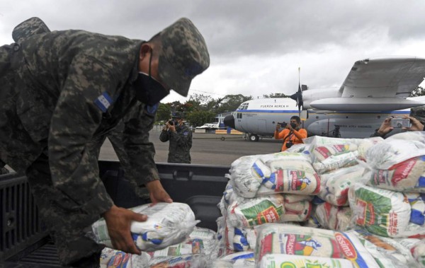 Autoridades hondureñas movilizan ayuda alimentaria para afectados por huracán Eta