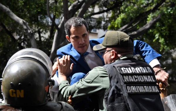 Venezuela: Guaidó se rehúsa a expulsión del Parlamento y así fue como hasta saltó las vallas del edificio